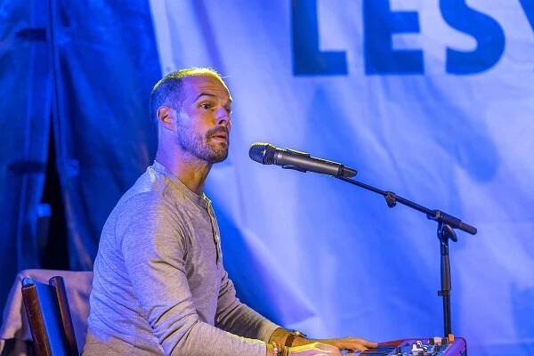 Hvězdná sestava Tros Discotequos Vojtěch Dyk, Jakub Prachař a Jan Maxián pobavila diváky na letní scéně Štěrbovy vily.