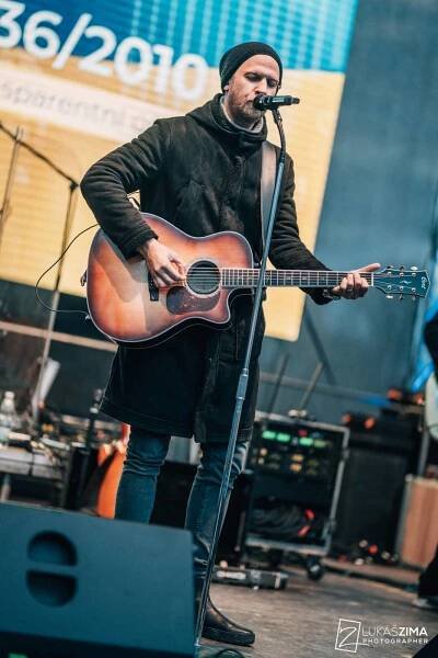 Srdcovka uspořádala na Proseku koncert pro Ukrajinu, vystoupili Adam Mišík, O5 a Radeček nebo Support Lesbiens