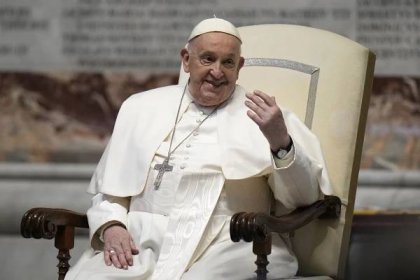 Ukrajina by měla mít odvahu k vyvěšení bílé vlajky a jednání, řekl papež