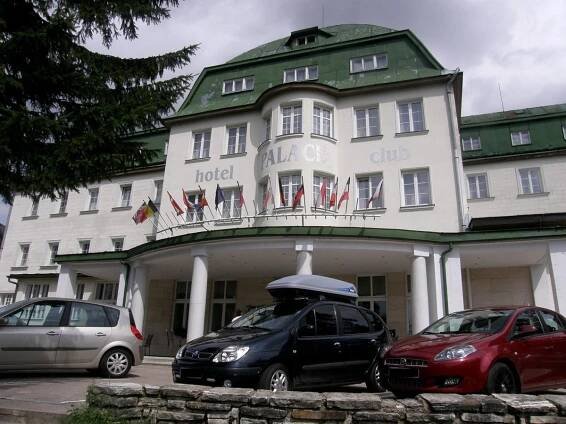 2012 - Hosté hotelu Palace Club se uvnitř fotí s mylnou domněnkou, že právě zde se legendární film natáčel.