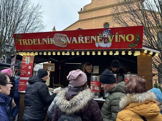 Trhy na Českobratrském náměstí v Mladé Boleslavi 8. prosince 2024.