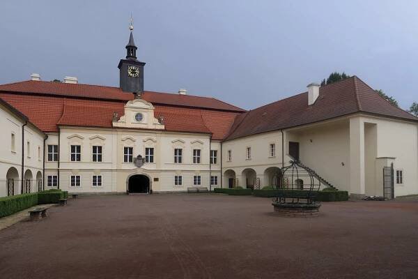 Objevte Chrast: Zámek, historie a restaurace se značkou Merida | Stavebnictvi3000.cz