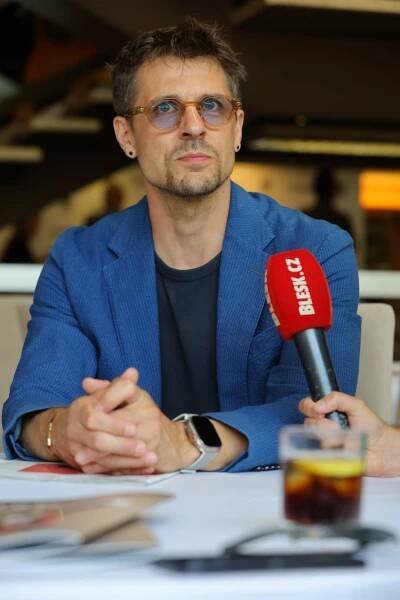 Juraj Loj jako kontroverzní sexuální predátor ve filmu Sbormistr: Pletli si mě s Kulínským!