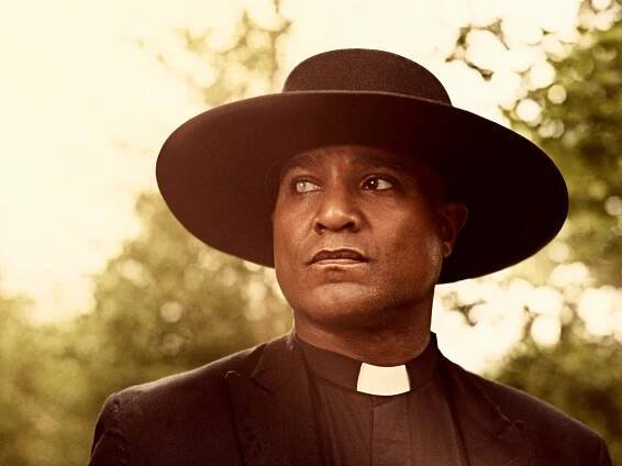 otec Gabriel Stokes (Seth Gilliam)