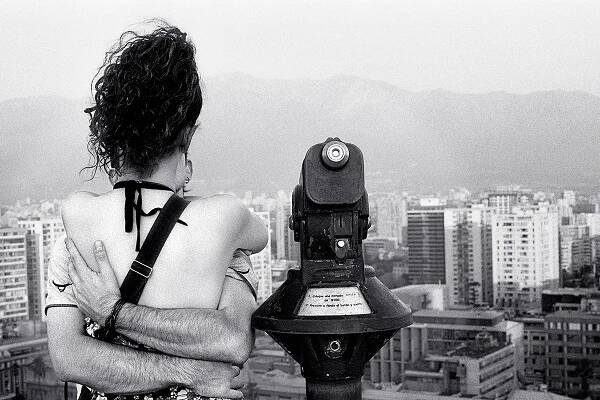 Kisses at the top of a building