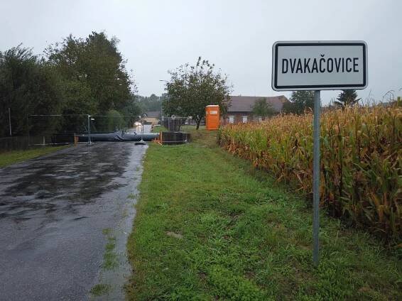 FOTO, VIDEO: Luže se chystá na povodeň. Dvakačovice už naplnily povodňové vaky