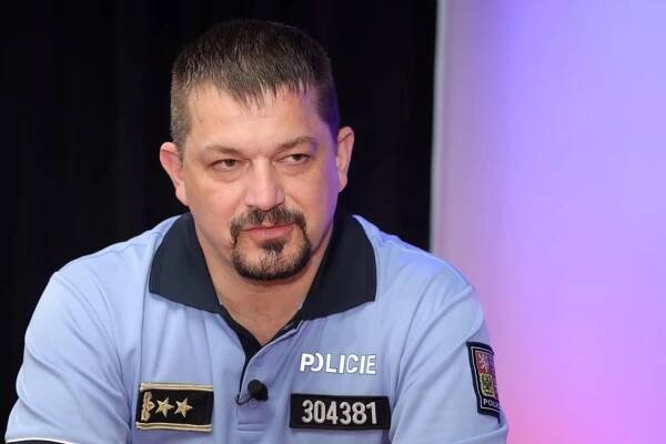 Policisté při mistrovství zadrželi muže s neonacistickými nášivkami. Řešili i další falešné lístky