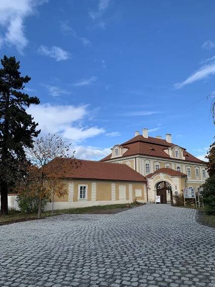 Soubor:Panenské Břežany Horní zámek 1.jpg – Wikipedie