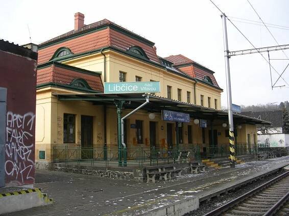 Soubor:Libčice nad Vltavou, nádražní budova.jpg