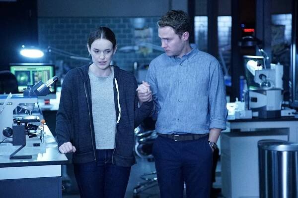 Agenti S.H.I.E.L.D. - Hledaný Inhuman - Z filmu - Elizabeth Henstridge, Iain De Caestecker