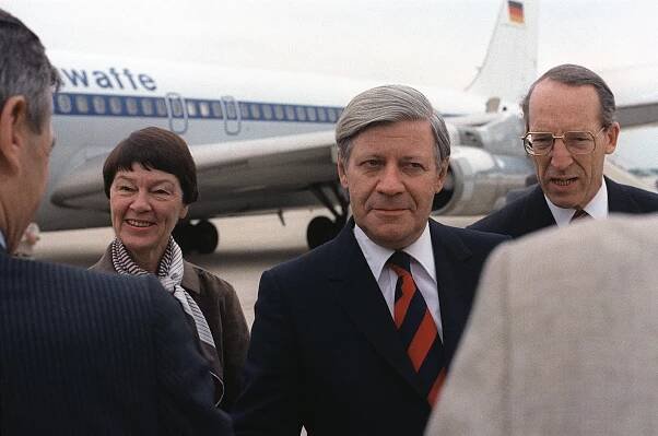 Helmut Schmidt po boku svojí chotě Loki v roce 1981