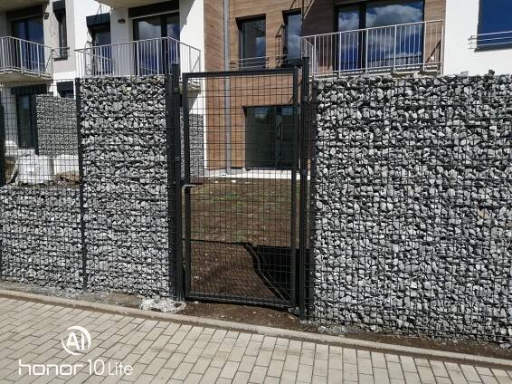 Gabionové oplocení s kamením - rezidenční bydlení Praha Lipence - A+J ploty