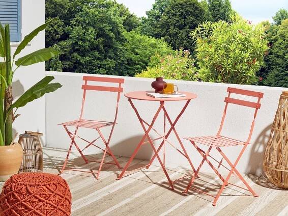 3dílná bistro souprava korálově červená kovová ocelová skládací židle a stůl na balkon Beliani