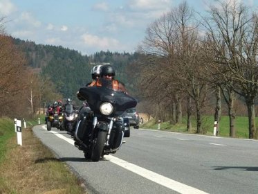 VIDEO: Do Žďáru se sjely stovky motorkářů, společně otevřely silnice