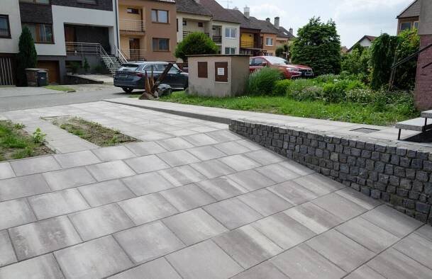 Vjezd do garáže z betonové plošné dlažby HBG®