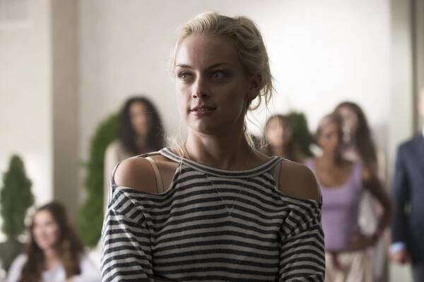 Dívka odjinud - Let the Dark Times Roll - Z filmu - Rachel Skarsten