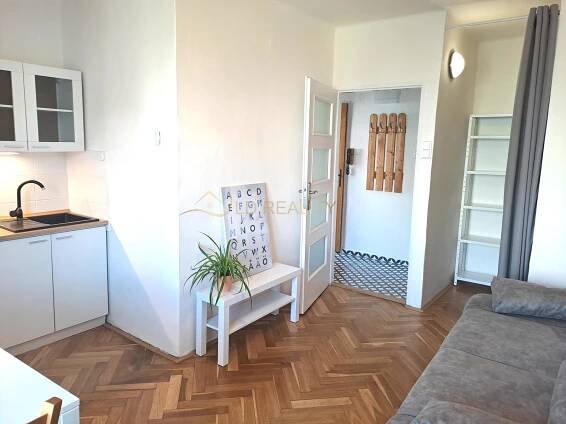 Pronájem bytu 1+kk s balkonem a šatnou na ulici Opletalova