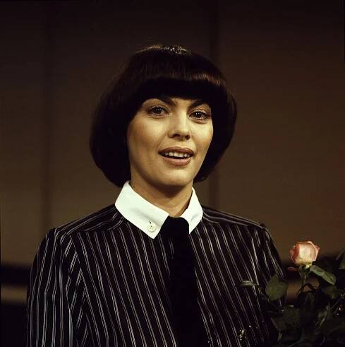 Mireille Mathieu: *22.7.1946, francouzská šansoniérka