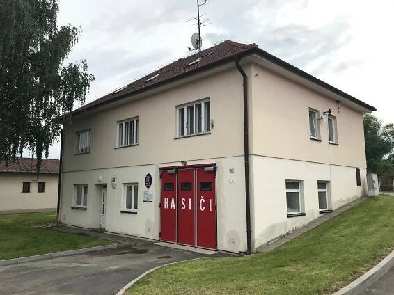 Soubor:Overview of fire station and municipal office in Studenec, Třebíč District.jpg