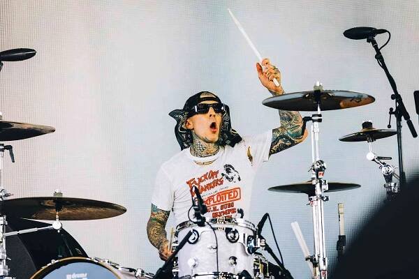 INDIO, CALIFORNIA - APRIL 11: (FOR EDITORIAL USE ONLY) Travis Barker performs at the Sahara Stage during day 1 of the 2025 Coachella Valley Music And Arts Festival on April 11, 2025 in Indio, California. 