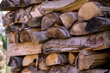 Tvrdé dřevo na topení