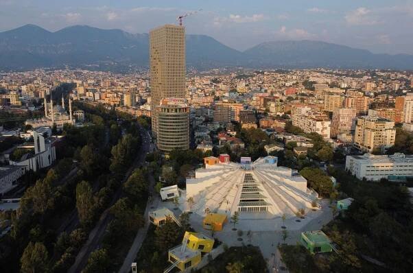 Hodža měl muzeum jako faraonskou pyramidu. Až teď Albánie přestavěla pomník komunismu
