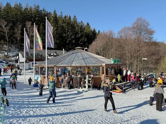 Našli jsme dostupnou rodinnou lyžovačku: V Olešnici v Orlických horách skipas nestojí majlant, děti zabaví třeba i draci