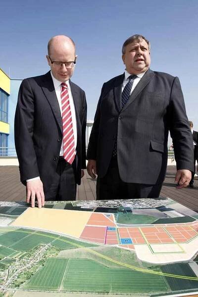 Premier Bohuslav Sobotka na návštěvě Zlínského kraje.  Průmyslová zóna v Holešově. Nad plány prům. zóny s hejtmanem Stanislavem Mišákem.