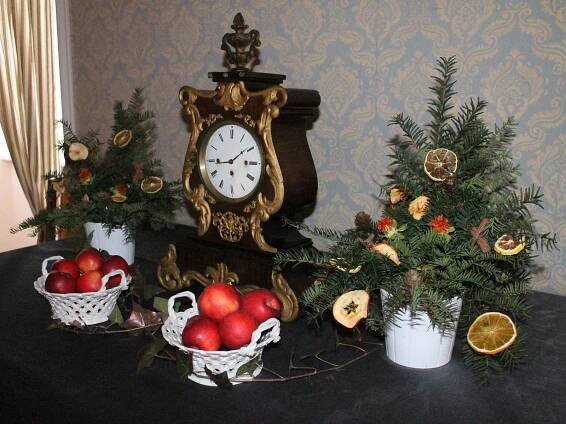 OBRAZEM: Lysičtí zvou do adventně vyzdobeného zámku