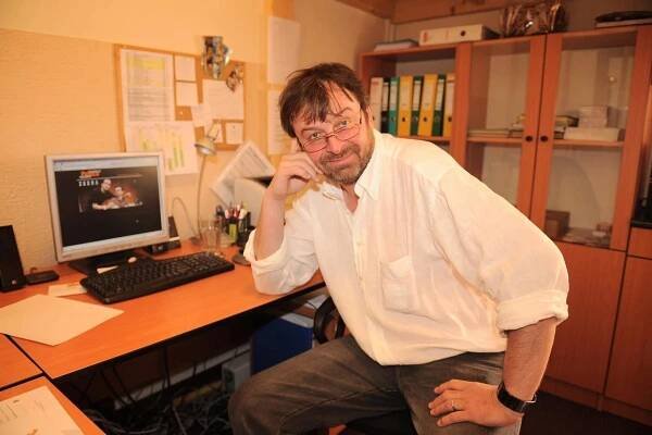 Herec Alexej Pyško žije se ženou v pražském paneláku. Na zdi mají pendlovky a z okna výhled na Říp