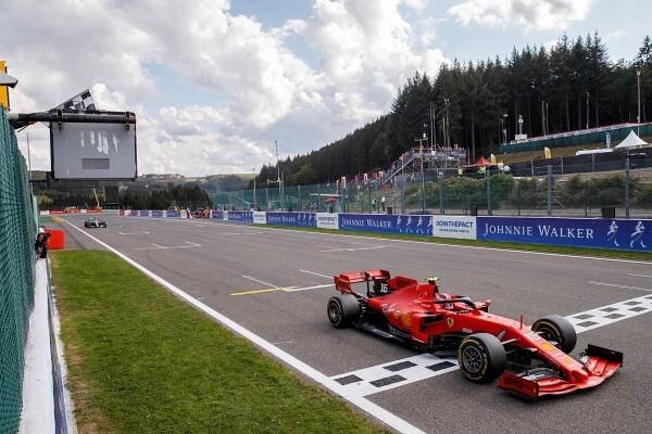 Smuteční slavnost v F1: tryzna za zesnulou naději i první vítězství s trpkou příchutí