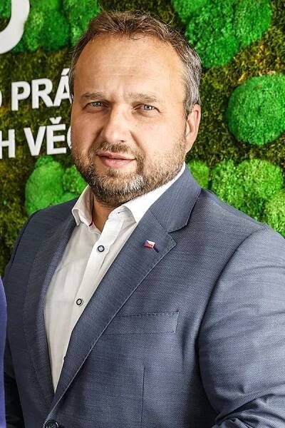 Ministr Jurečka na duel s Janou Maláčovou oblékl speciální tričko: Nedorazila, a tak jí to hrozně nandal  - fotka 1/1