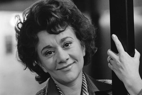 Joan Plowright, Golden Globe and Tony winner and Laurence Olivier's widow, dies at 95
