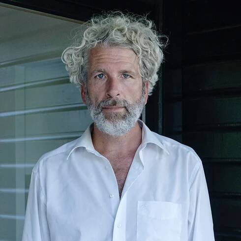Dirk Stermann, Moderator, Kabarettist, Schauspieler und Schriftsteller, lächelt in die Kamera. (Foto: Gerald von Foris)