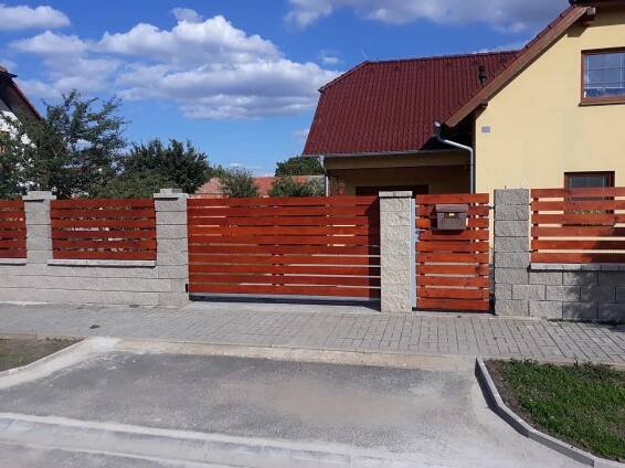 Vjezdová samonosná posuvná brána a branka - RP systémy