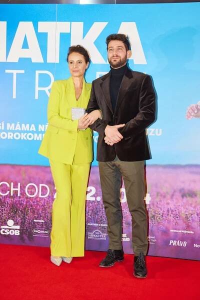 Herečka Lenka Dolanská Vlasáková pózuje na premiéře filmu Matka v trapu s hercem Markem Němcem.