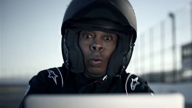 Michael Winslow napodobuje zvuk nového Volkswagenu Golf R – DesignVid.cz