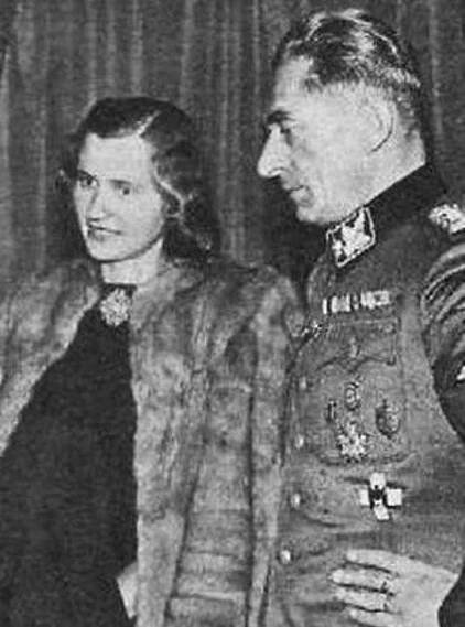 Karola Franková byla dvoji agentka, která si vzala K.H. Franka