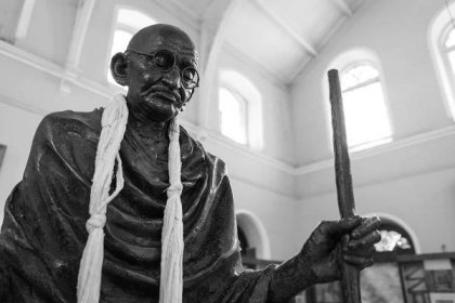 Mahátma Gándhí: Tyrani a vrazi musí vždy padnout. Pamatuj na to