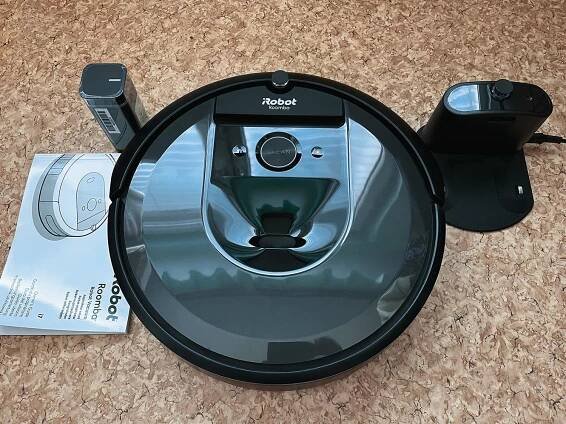 Robotický vysavač iRobot Roomba i7  - Malé elektrospotřebiče
