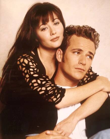 Shannen Dohertyová jako Brenda Walsh po boku svého seriálového bratra Brandona (Jason Priestley). 