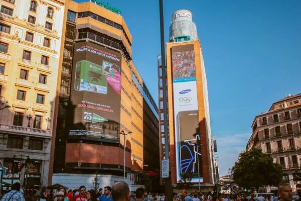 Alt: Digitální billboardy Callao City Lights v Madridu – největší DOOH síť ve Španělsku.