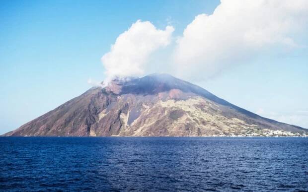Galerie: Sopka Stromboli se uklidnila. Hasiči likvidují ohniska požárů - Galerie - Echo24.cz