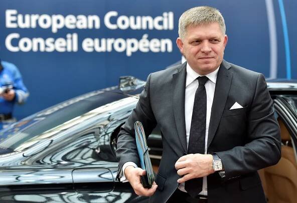 Odklon od Evropské unie a NATO směrem k Rusku. Fico cílí na extremistické voliče, říkají experti
