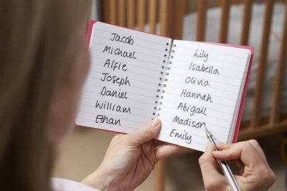 žena sepisuje seznam dětských jmen, věcí, které obtěžují prarodiče