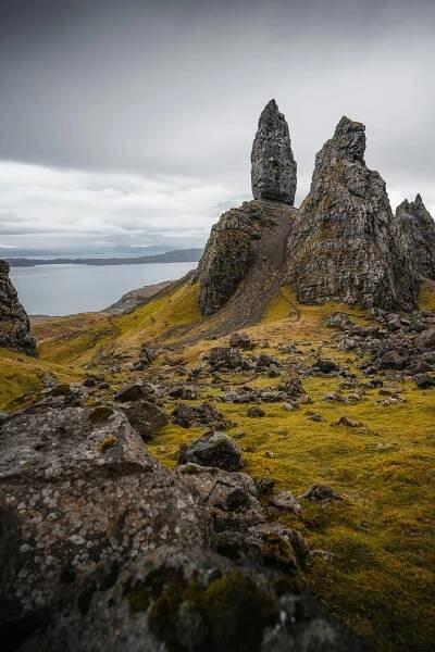 bezplatná Úchvatný pohled na skalní útvary Old Man of Storr na Isle of Skye ve Skotsku s náladovým pozadím oblohy. Základová fotografie