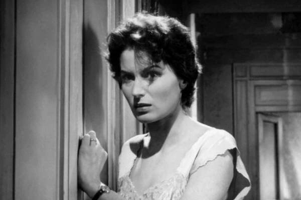 Silvana Mangano in camicia da notte