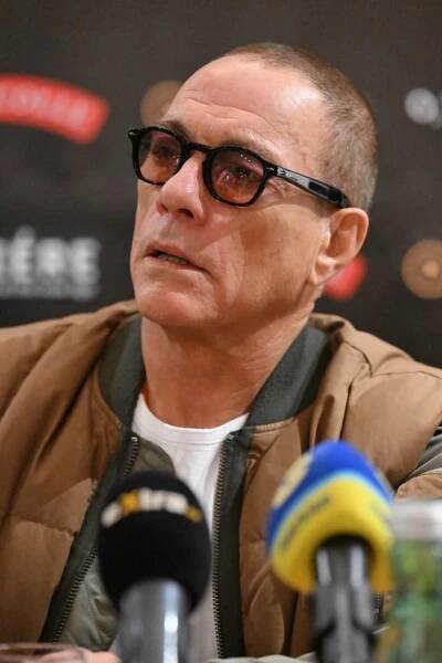 FOTO: Jean-Claude van Damme je v Praze. Po příletu ho čekala tisková konference na hotelu. – stránka 84