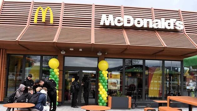 VIDEO: Mekáč otevřen. Symbol globalizace mají lidé z Náchoda na dosah