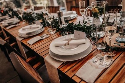 Pohled na svatební stůl s prostřenými talíři
